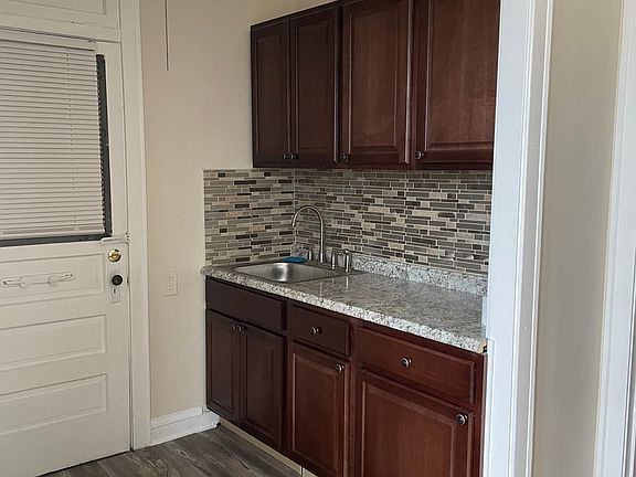 4th image of 911 Sherman Ave #209