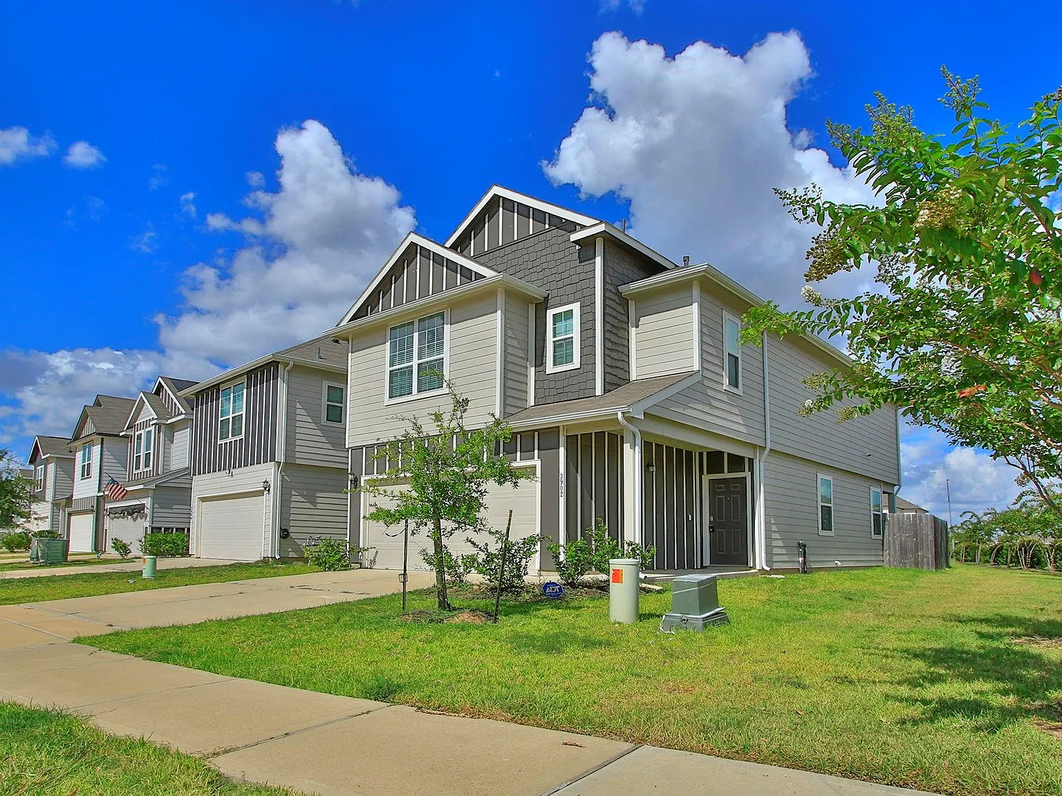 3 bed, 2.5 bath, 1843 sqft, $2,200 — Photo 3