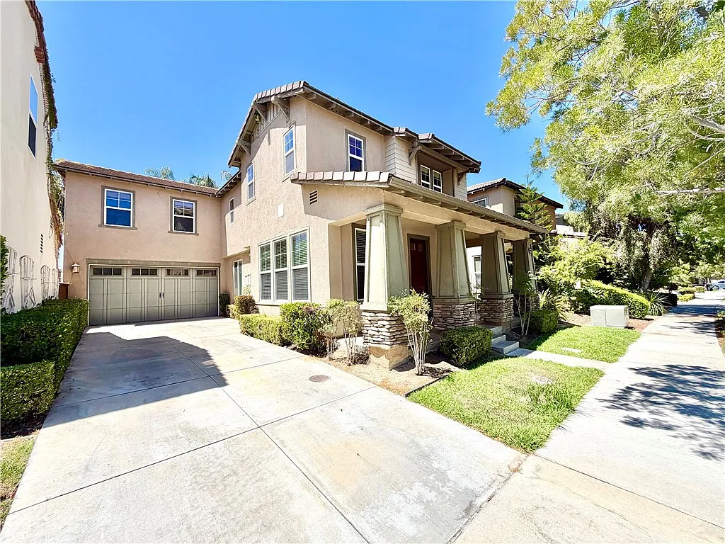 4 bed, 2.5 bath, 2101 sqft, $3,300 — Photo 3