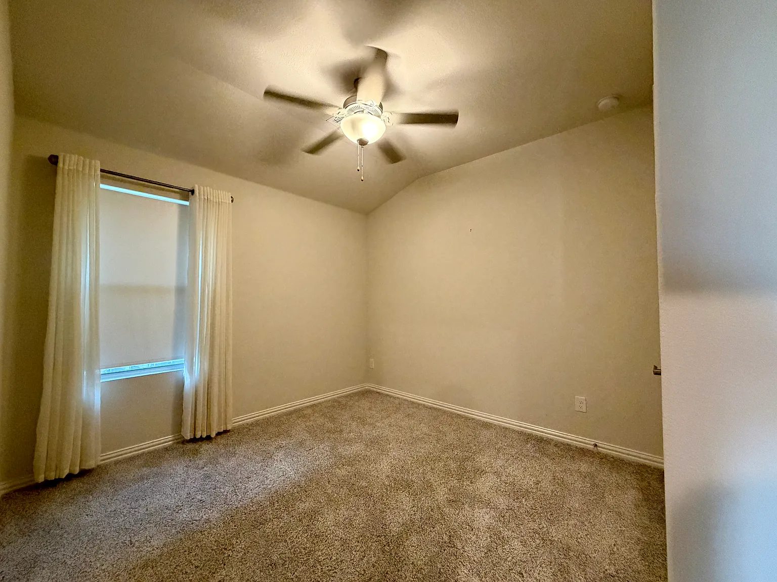 4 bed, 2077 sqft, $2,400 — Photo 4