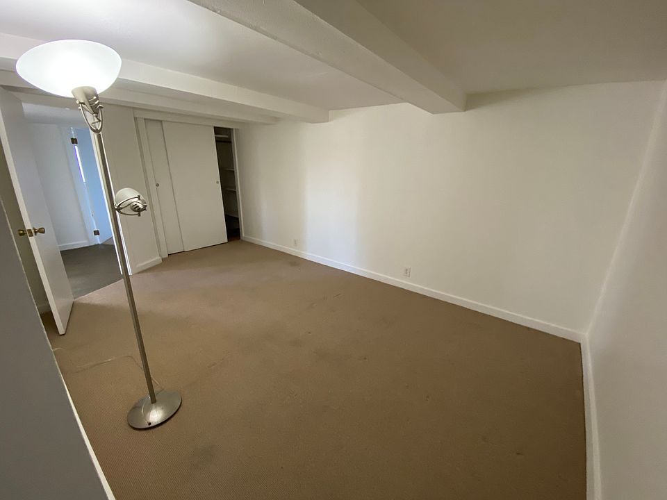 Larger back bedroom