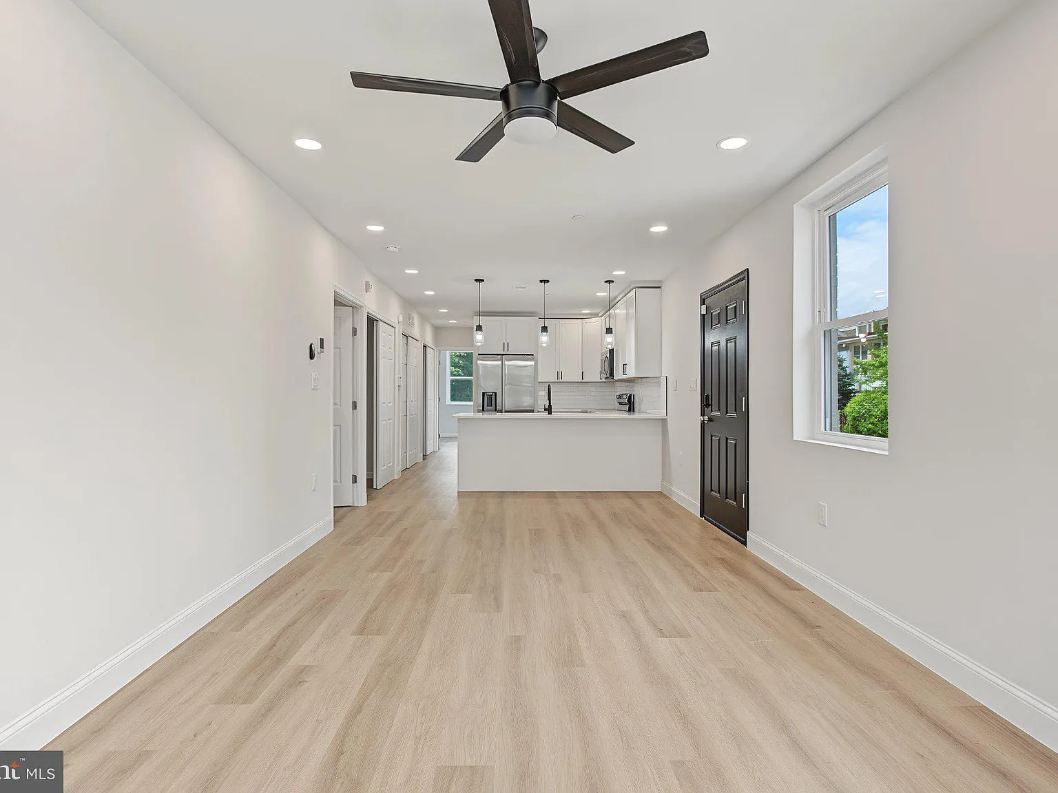 4 bed, 3.0 bath, 1200 sqft, $2,300 — Photo 2