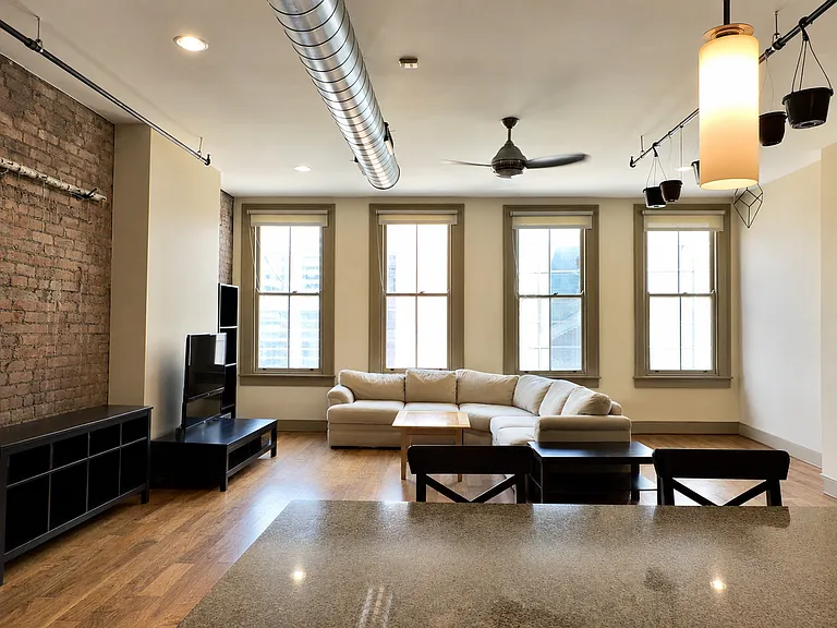 641 Walnut St Apartments — Photo 18