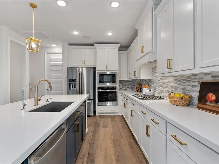 2437 Burberry Ln — Photo 2