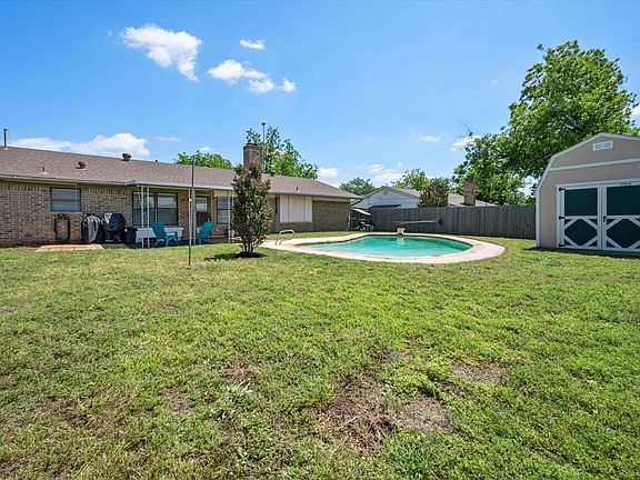 2nd image of 212 S Heights Dr