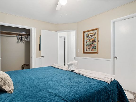 3rd image of 609 Dyer St