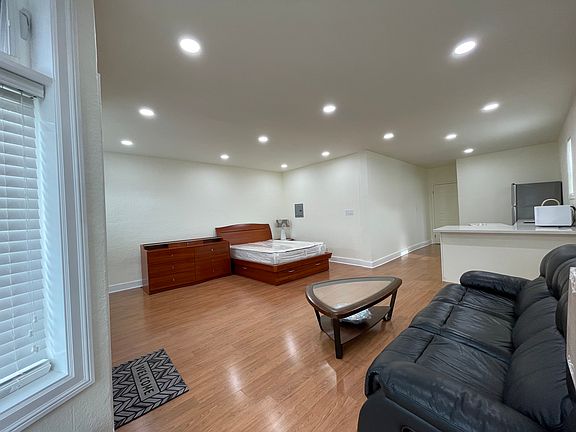 3rd image of 909 Academy Ave #909