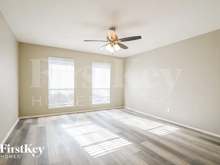 204 Windsor Dr — Photo 9
