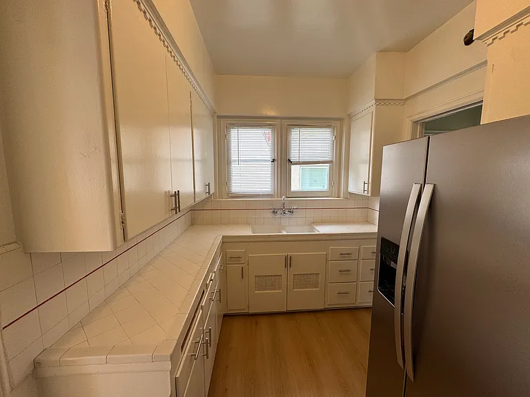 419 N Doheny Dr #B — Photo 11