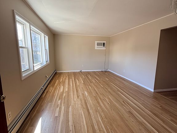 2nd image of 6 Evelyn Ct Floor 1