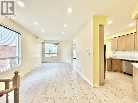5th image of 1171 Springbank Dr