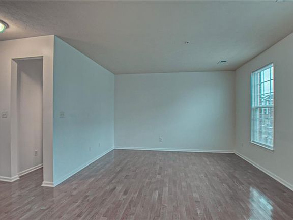 4th image of 403 Pointe View Dr