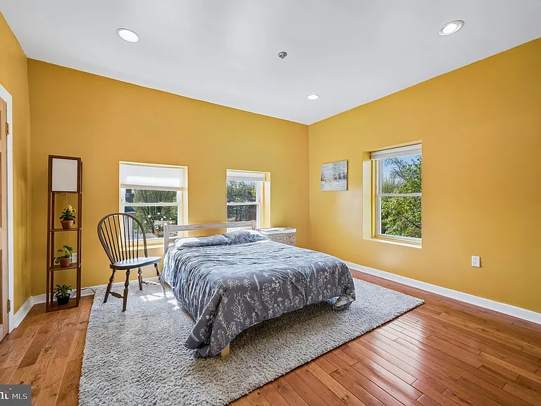 229 W Hansberry St — Photo 26