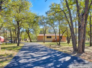 1989 Deer Trl, Floresville, TX 78114