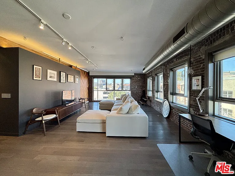 527 Molino St #401 — Photo 3