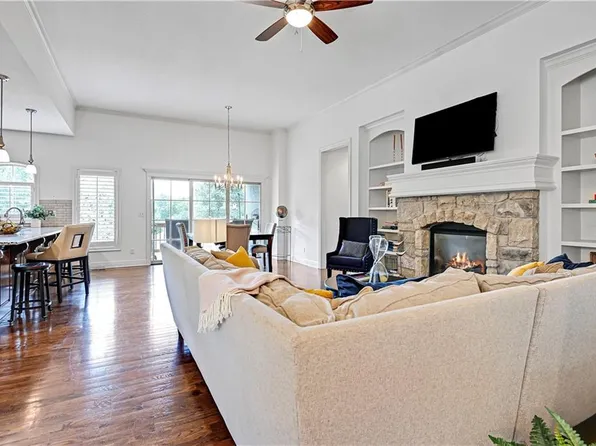 14833 Meadow Ln, Leawood, KS 66224
