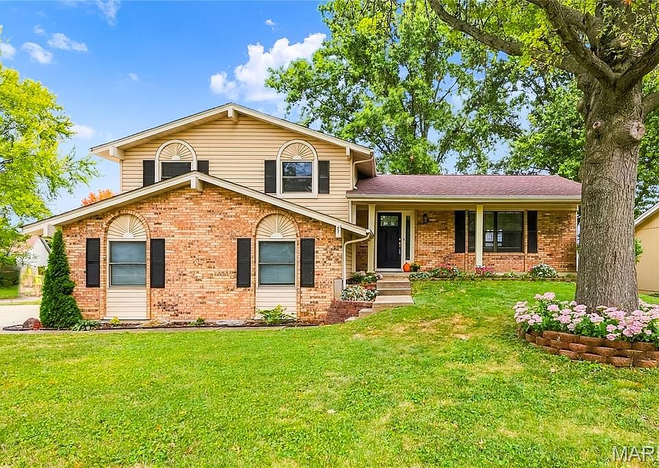1st image of 27 Oak Valley Dr