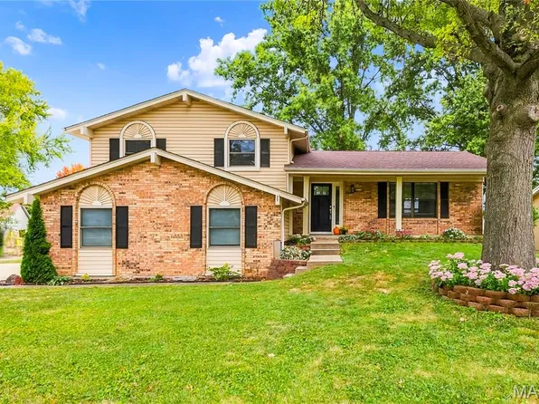 27 Oak Valley Dr, Saint Peters, MO 63376