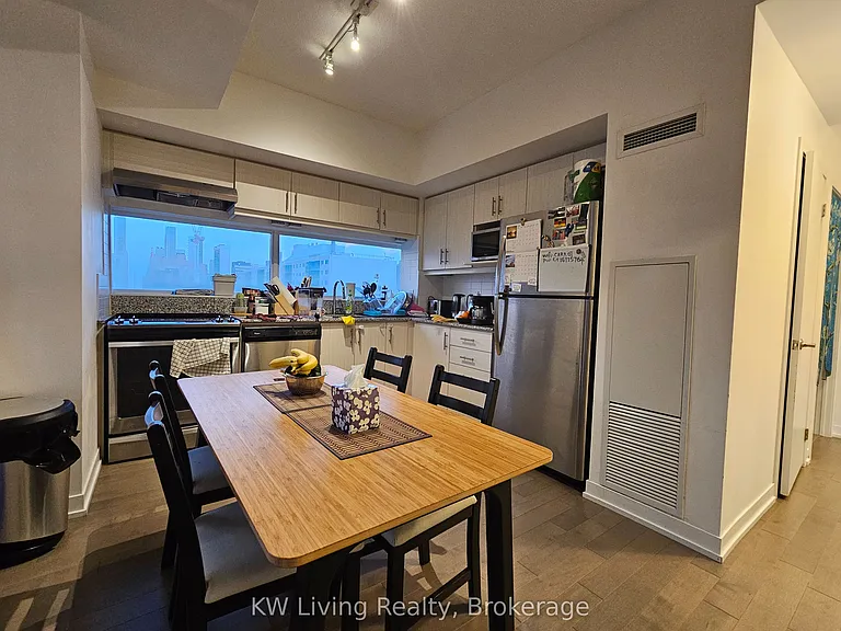 10 Willison Sq #810 — Photo 5