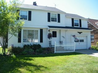 1384 Cranover Rd, Lyndhurst, OH 44124