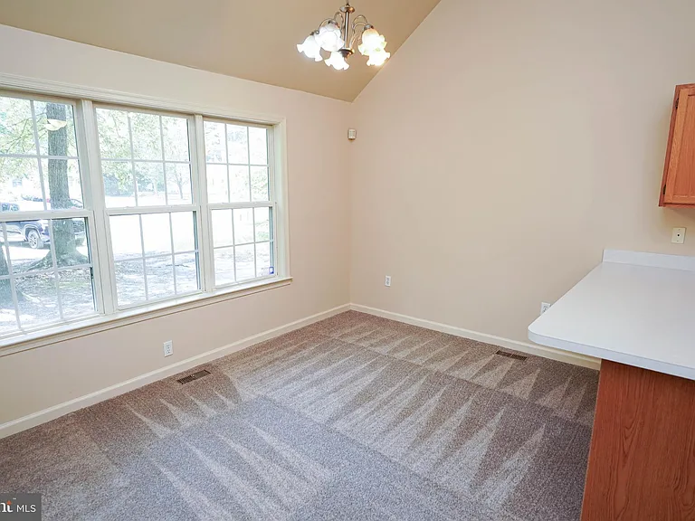 935 Queen Ave — Photo 12