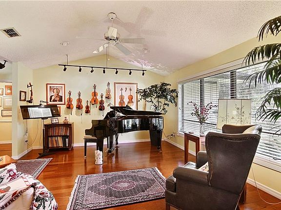 4th image of 940 48th Ave