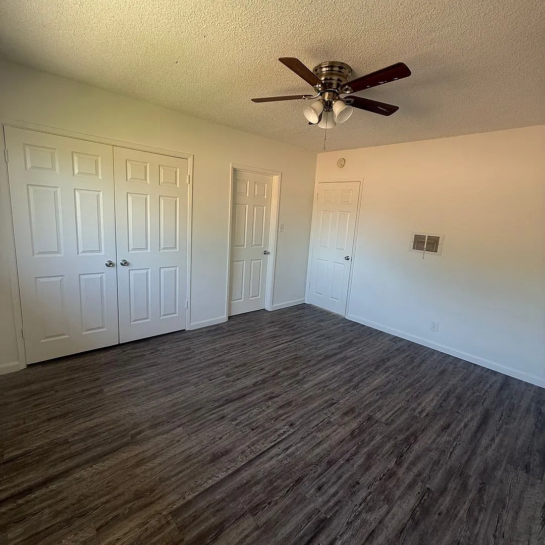 Center — Photo 2