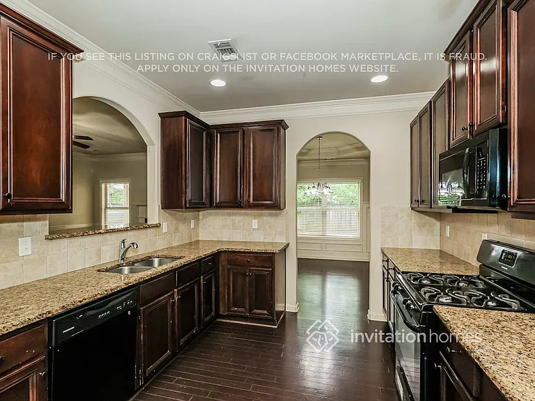 3911 Lake Manor Way — Photo 8