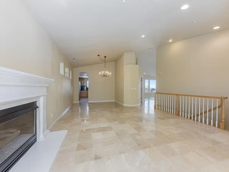386 Goodwin Dr — Photo 4