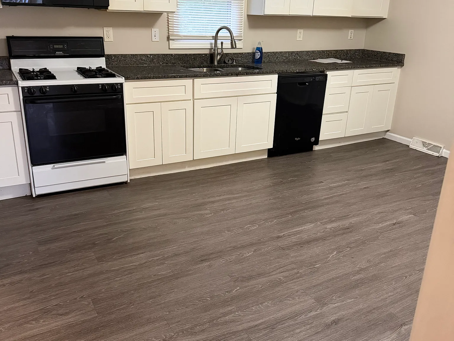 3 bed, 1120 sqft, $1,680 — Photo 4