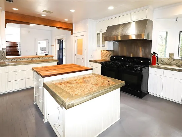 1305 Lorrain St — Photo 2