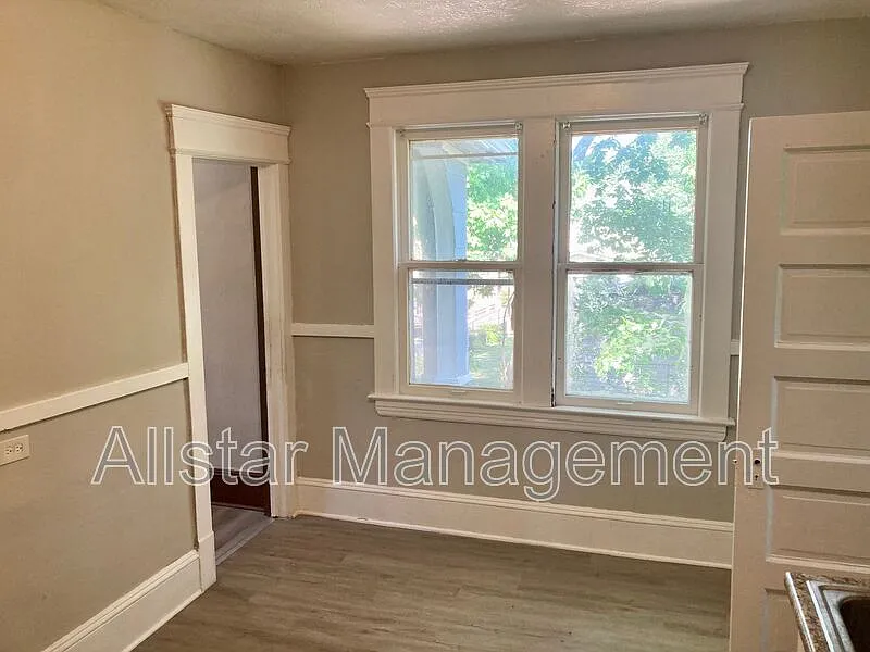 3 bed, 1.0 bath, 1000 sqft, $1,200 — Photo 3