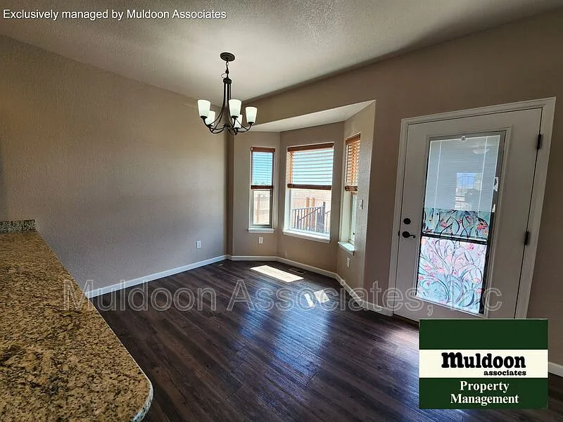 3 bed, 2.0 bath, 1392 sqft, $2,200 — Photo 3