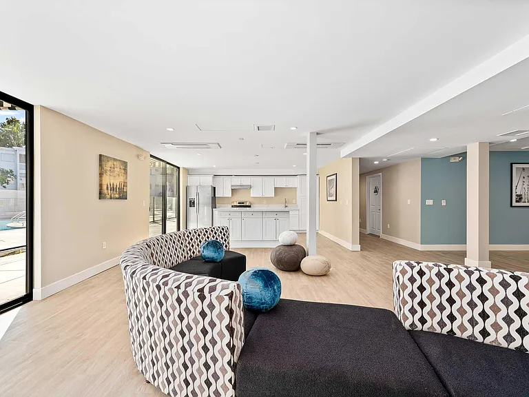Summerview Beach Resort Luxury Apartments — Photo 34