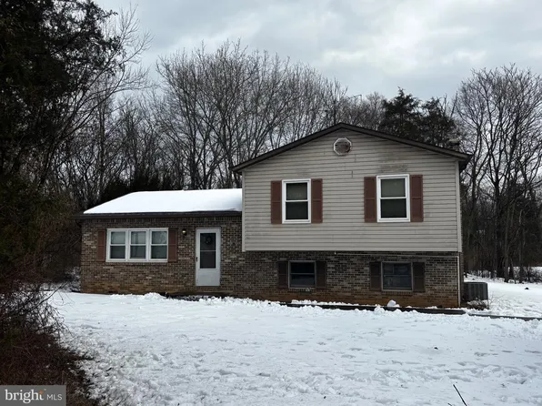 224 Ditto Farm Dr, Falling Waters, WV 25419