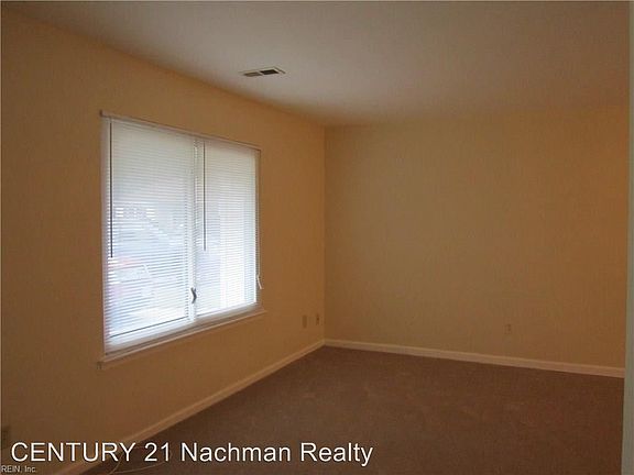 3rd image of 13 Woodmere Ct