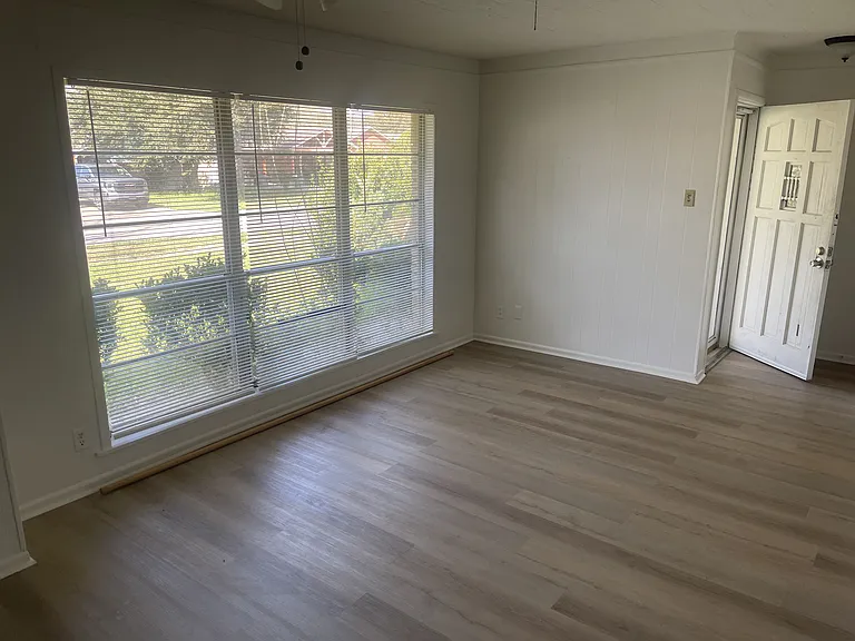 305 Midway Dr — Photo 4