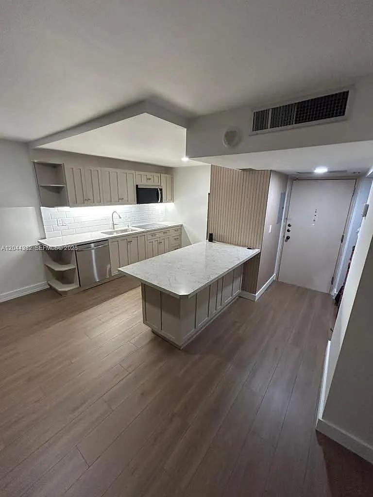 Bayview Towers Condo Sout — Photo 4