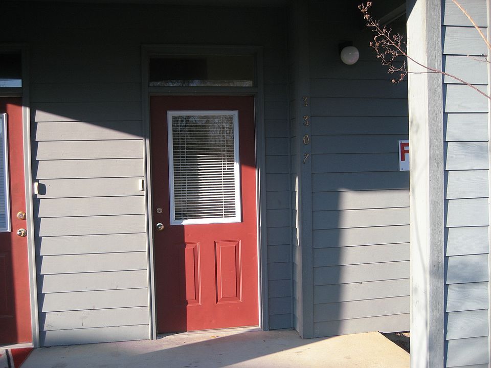 Ground entrance w/foyer