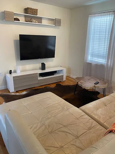 2 bed, 896 sqft, $3,400 — Photo 3