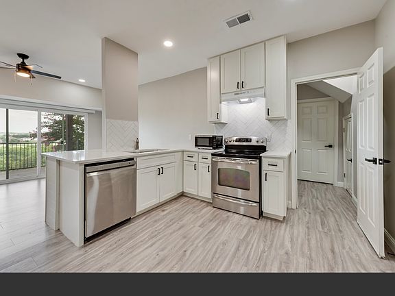 5th image of 1803 Old Oak Dr #A