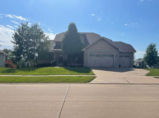 41 Cobblestone Ln, Le Claire, IA 52753