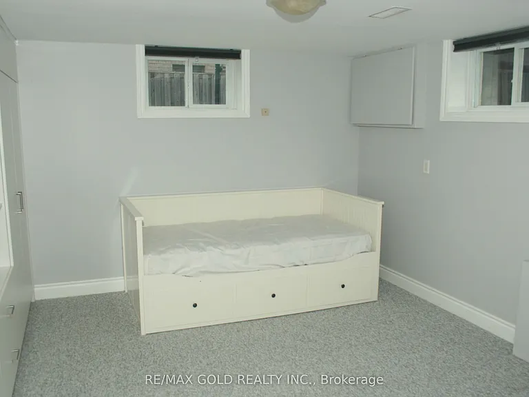 1124 Kent Ave — Photo 15
