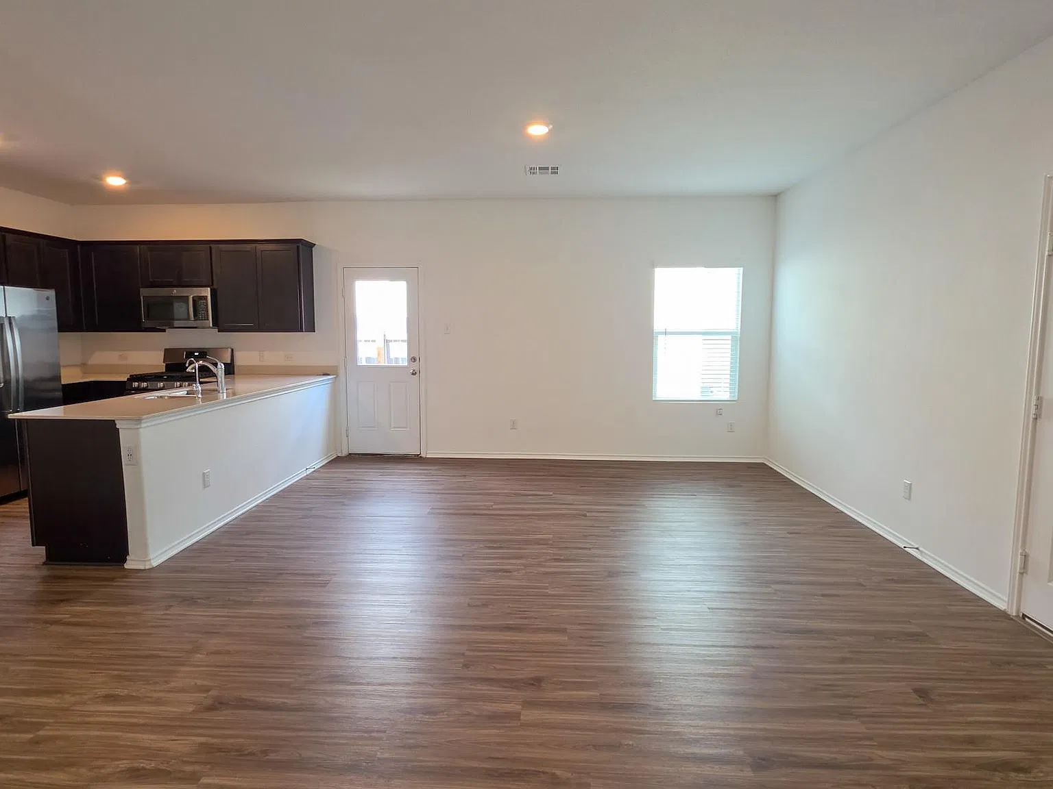 3 bed, 2.0 bath, 1450 sqft, $1,650 — Photo 3