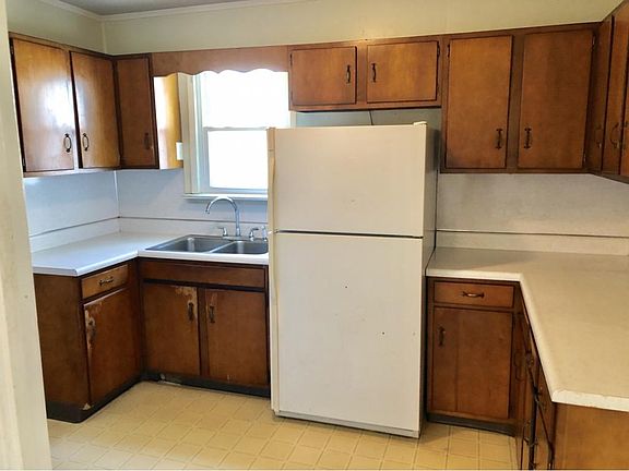 4th image of 207 Young St