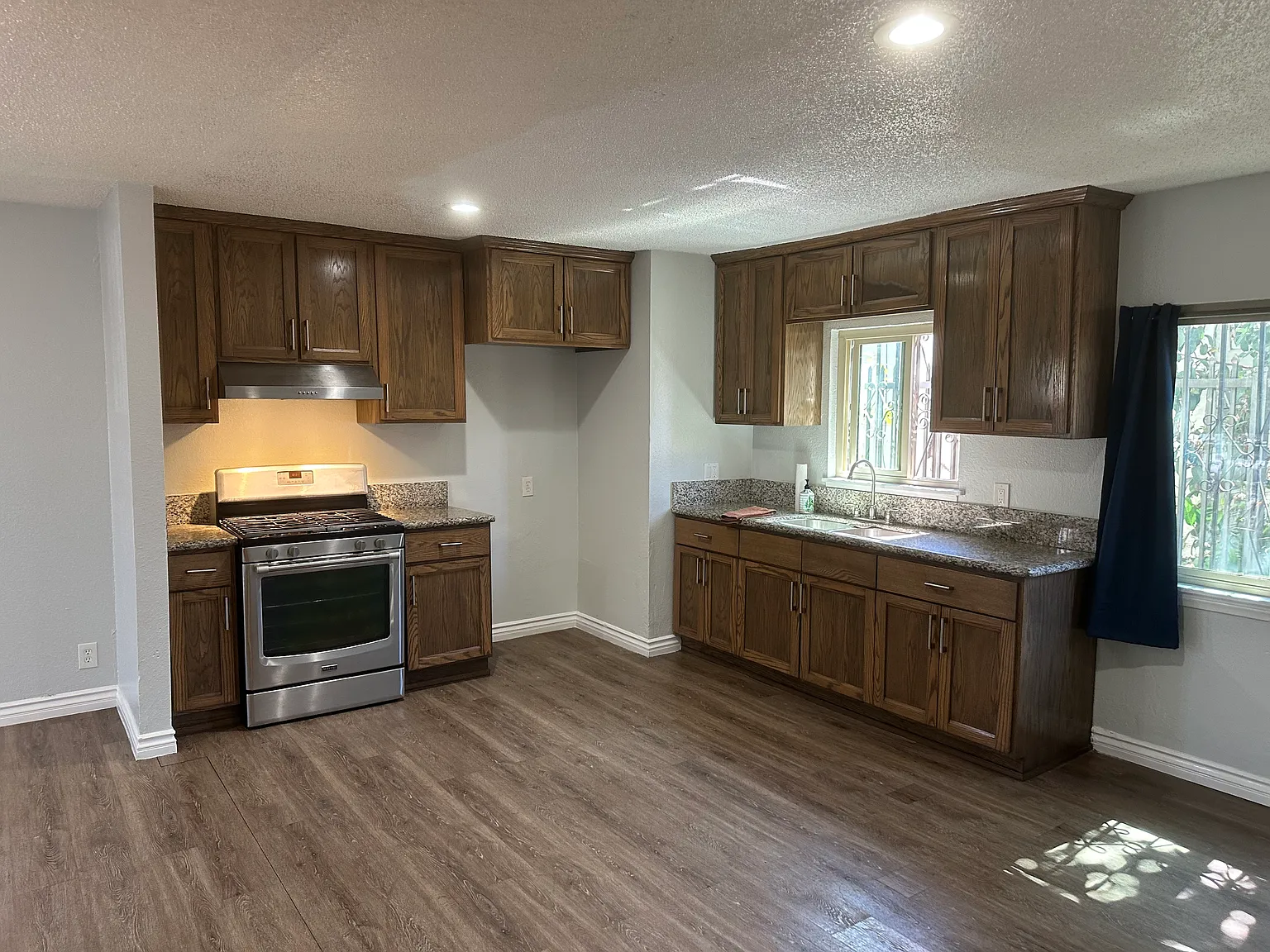 3 bed, 858 sqft, $2,895 — Photo 1