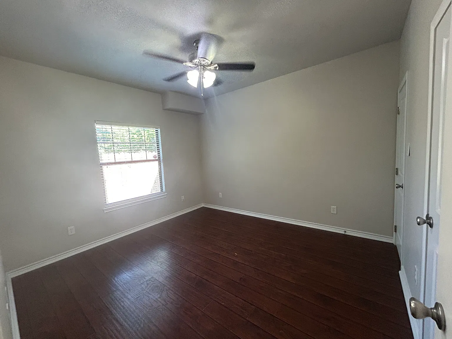 5 bed, 5.5 bath, 2006 sqft, $3,400 — Photo 4