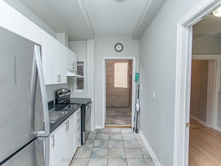 682 Bathurst St #2 — Photo 6