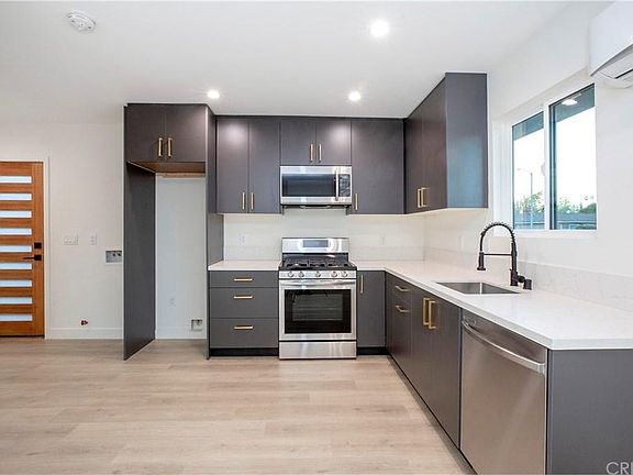 4th image of 6318 Zelzah Ave
