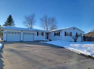 1106 Lancer Blvd, La Crescent, MN 55947
